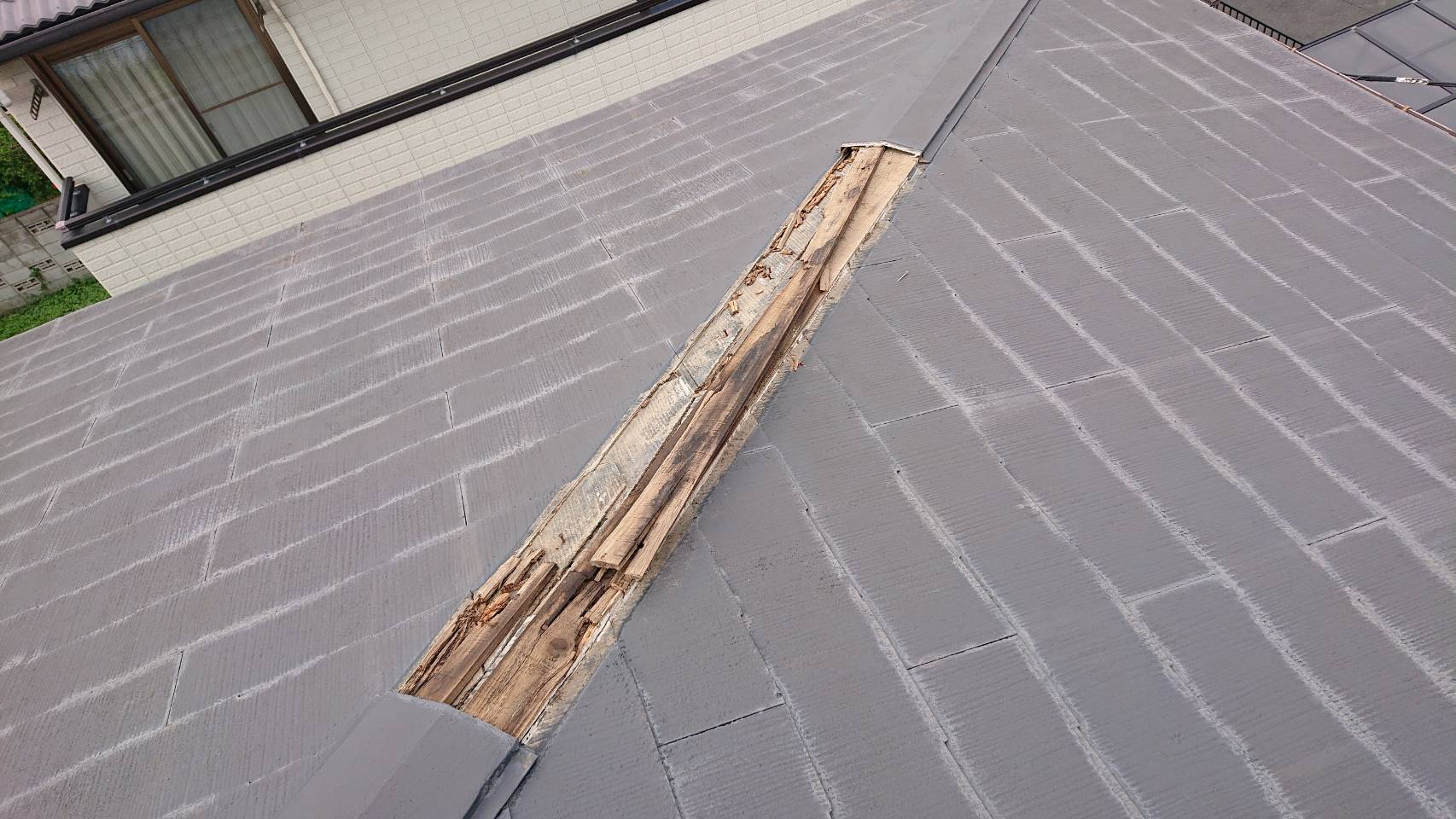 スレート屋根の、棟板金の落下 | 屋根の修理や屋根リフォーム、雨漏り修理なら埼玉の「総合エイゼン」