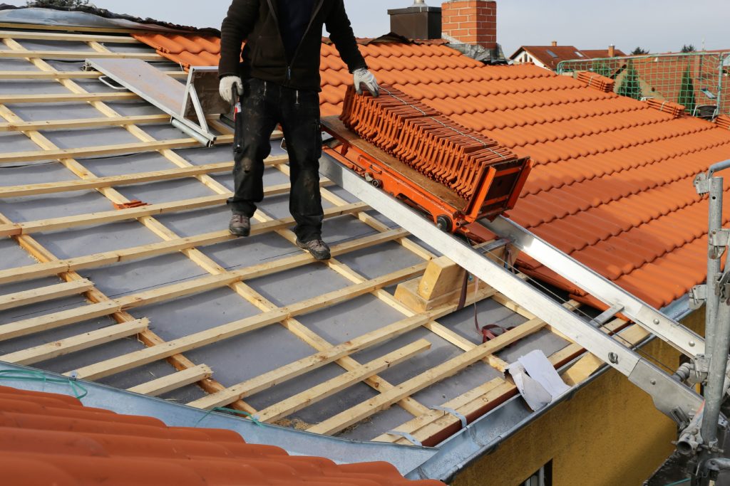 屋根の葺き替え工事ってなに？メリット・デメリットについて解説 | 岸和田市の屋根工事は有限会社前田瓦工業